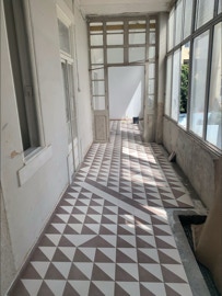 mosaico hidráulico padrão Meia Esquadria aplicado no piso de uma marquise em Lisboa