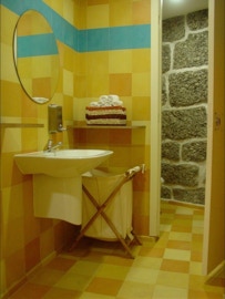 mosaico hidráulico monocromático em vários tons de amarelo na casa de banho da cor de Tangerina.