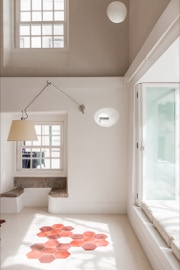 mosaico hidrálico hexagonal monocromático aplicado na casa de fado "Casa da Severa" em Lisboa