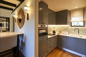 mosaico hidráulico em formato losango na parede de uma cozinha