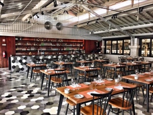 mosaico hidráulico hexagonal em tons de cinza, branco e preto aplicado no pavimento na restaurante "Pap'Açorda" no Mercado da Ribeira em Lisboa