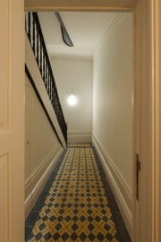 mosaico hidráulico padrão Escócia aplicado no piso de um corredor no Porto