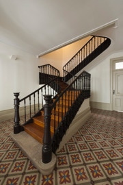 mosaico hidráulico padrão Flor do Campo aplicado no piso de um hall de entrada no Porto