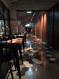 mosaico hidráulico hexagonal em tons de cinza, branco e preto aplicado no pavimento na restaurante "Pap'Açorda" no Mercado da Ribeira em Lisboa