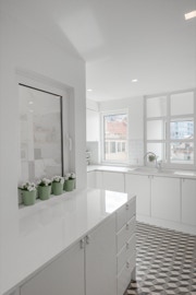 mosaico hidráulico padrão caixa P aplicado numa cozinha em Lisboa