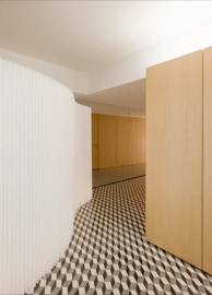 mosaico hidráulico padrão Flor do Campo aplicado no piso de um hall de entrada no Porto