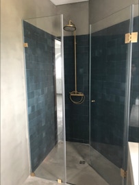 mosaico hidráulico 9,8x9,8 cm numa cabine de duche projectada por Villa de Santa Ana