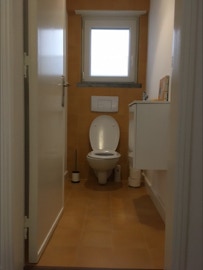 mosaico hidráulico monocromático na parede e pavimento numa casa de banho em Parede