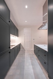 mosaico hidraulico monocromático numa cozinha em Lisboa