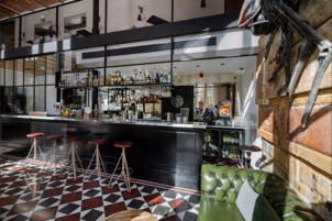 mosaico hidráulico Laços G e lisos a decorar o pavimento na bar do Hotel 1908 em Lisboa