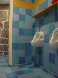 mosaico hidráulico monocromático em vários tons de azul numa casa de banho na restaurante Cor de Tangerina