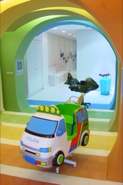 mosaico hidraulico monocromáticos em varios tons vivos aplicado no pavimento de um cabeleireiro infantil em Lisboa