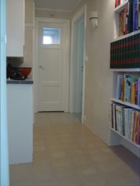 mosaico hidráulico monocromático cor de areia ref 915 aplicado num corredor num apartamento na Dinamarca