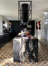 mosaico hidráulico padrão Flor aplicado numa cozinha em Cascais