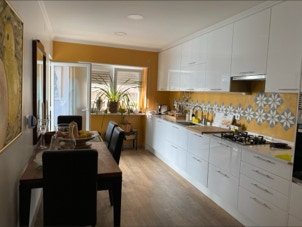 mosaico hidráulico padrão Noruega B aplicado na parede numa cozinha em Montijo