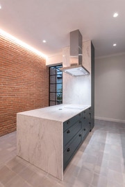 mosaico hidraulico monocromático numa cozinha em Lisboa