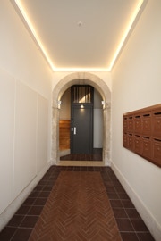 mosaico hidráulico aplicado em herringbone no piso de um hall de entrada em Lisboa projectado pelo Reabilita