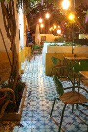 mosaico hidraulico com o padrão Molduras na esplanada do restaurante "La Gandola" em Lisboa