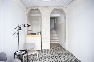 mosaico hidráulico padrão Geo S aplicado no piso de um hall de entrada em Lisboa