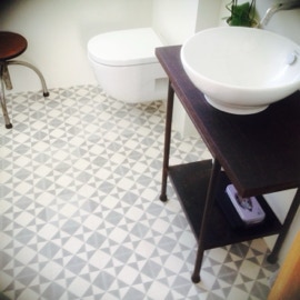 O padrão Estrela 2C da Projecto Mosaico no pavimento numa casa de banho em Cascais