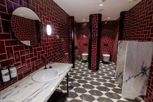 Mosaico hidráulico ref: Laços G aplicado num pavimento numa casa de banho no Hotel 1908 em Lisboa projectada pelo SIZZ Design