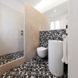 mosaico hidraulico padrão Hera da Projecto Mosaico numa casa de banho projectada pela Arqta Anne Demoustier