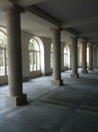 mosaico hidráulico monocromático em cinzento, preto e azul aplicado numa pousada na Serra de Estrela