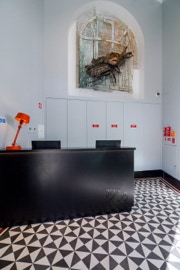 mosaico hidráulico padrão Laços G aplicado na recepção de um hotel em Lisboa