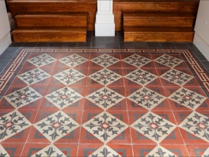 mosaico hidráulico aplicado no piso de um hall em Lisboa