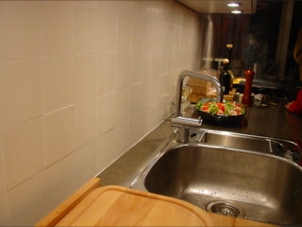 mosaico hidráulico branco aplicado na parede numa cozinha na Dinamarca