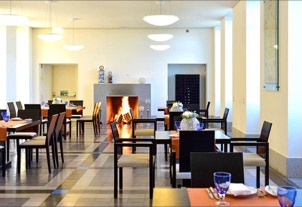 mosaico hidráulico monocromático cinzento, preto e azul aplicado no pavimento do restaurante na pousada da Serra de Estrela num projecto de arquitectura do Souto Moura Arquitectos