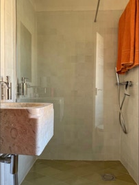 Mosaico hidráulico em formato losango e quadrado, aplicado numa casa de banho