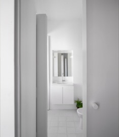 Mosaico hidráulico monocromático numa casa de banho projectada pelo atelier João Adrião Arquitectos