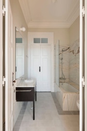 Mosaico hidráulico monocromático numa casa de banho projectada pelo atelier Inês Pimentel Arquitectos