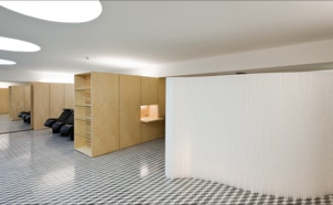 mosaico hidraulico com o padrão Caixa P em tons de cinza, preto e branco aplicado no pavimento de um cabeleireiro no Porto num projecto da autoria do Correia, Ragazzi Arquitectos