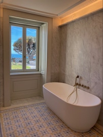 mosaico hidráulico ref Braços de Prata numa casa de banho em Monte Estoril projectada pelo atelier ARX Portugal Arquitectos Lda