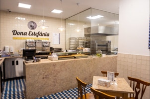 mosaico hidráulico Caixa PD em azul e branco nas pastelerias "Dona Estefânia" em Sintra