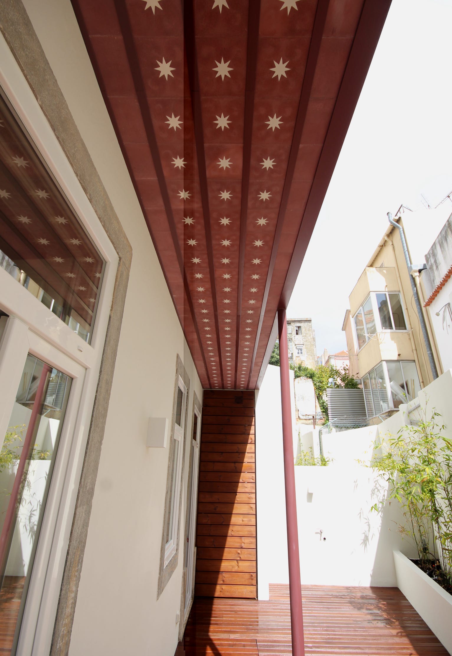 O padrão Estrela S da Projecto Mosaico num apartamento em Lisboa pela Reabilita