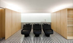 mosaico hidraulico com o padrão Caixa P em tons de cinza, preto e branco aplicado no pavimento de um cabeleireiro no Porto num projecto da autoria do Correia, Ragazzi Arquitectos