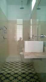 mosaico hidráulico da Projecto Mosaico ref Gelo no pavimento numa casa de banho projectada pela arquitecta Xana Gavancho