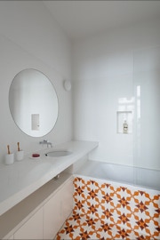 mosaico hidráulico ref Saldanha numa casa de banho em Lisboa projectada pelo atelier Aurora Arquitectos