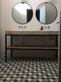 mosaico hidráulico da Projecto Mosaico ref Ouros G 4C no piso numa casa de banho num projeto do atelier Paralelozero