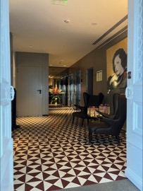 mosaico hidráulico padrão Laçõs G aplicado na entrada do Hotel do Carmo em Lisboa