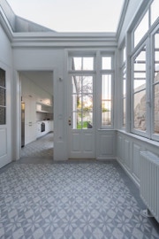 mosaico hidráulico padrão Noruega B aplicado no piso de uma marquise no Porto