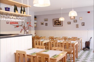 mosaico hidráulico monocromático verde e branco aplicado em xadrez na creperia "La Bombarde" no Porto