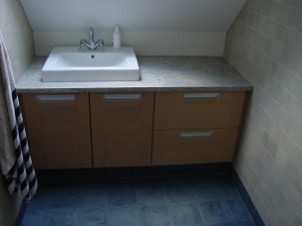 Mosaicos hidráulicos monocromáticos da Projecto Mosaico nas paredes e nos pavimentos numa casa de banho na Dinamarca